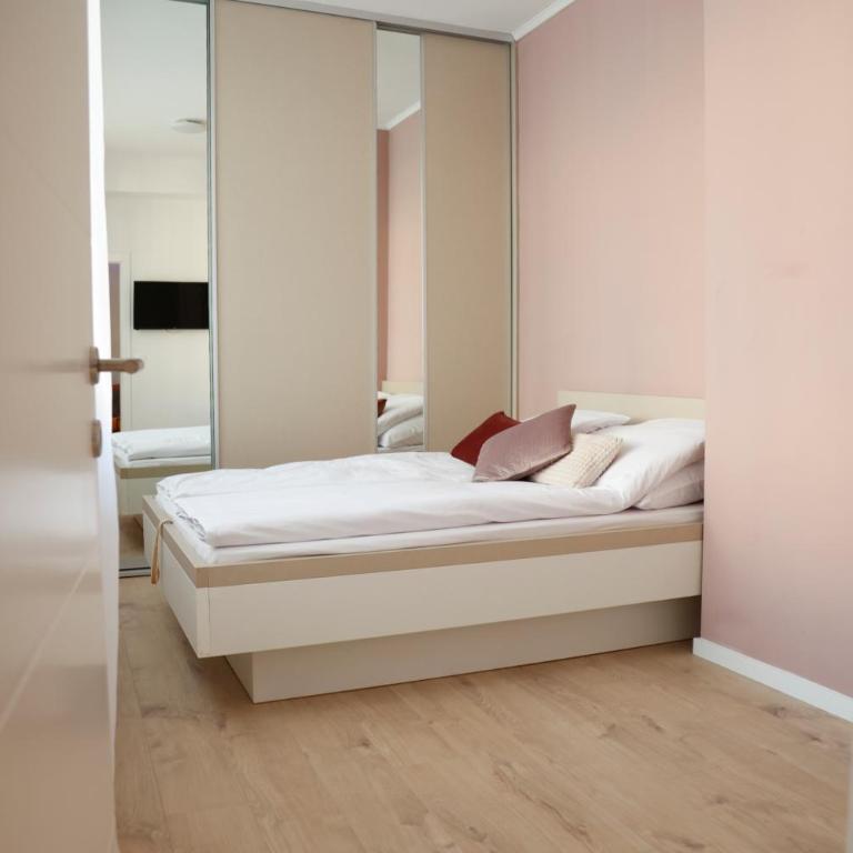 Blue and Rose Cozy - Quiet in the Best Location - Self Check-in - 5th Floor with Elevator - Apartment with Balcony - 15