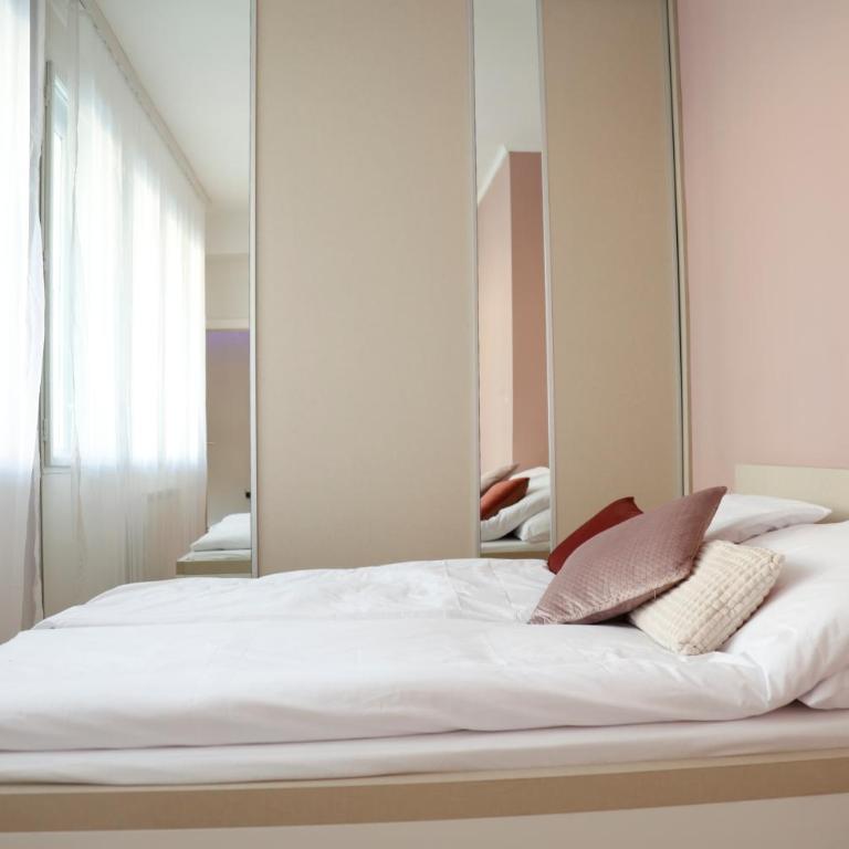 Blue and Rose Cozy - Quiet in the Best Location - Self Check-in - 5th Floor with Elevator - Apartment with Balcony - 16