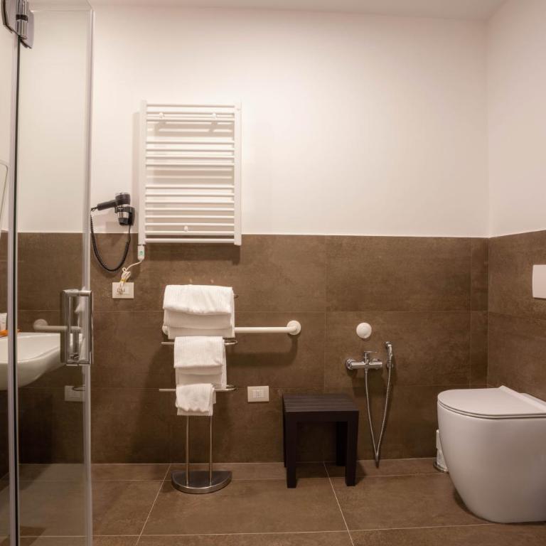 V Hotel - Camera King con Doccia con Accesso per Sedie a Rotelle - Accesso Disabili - 2