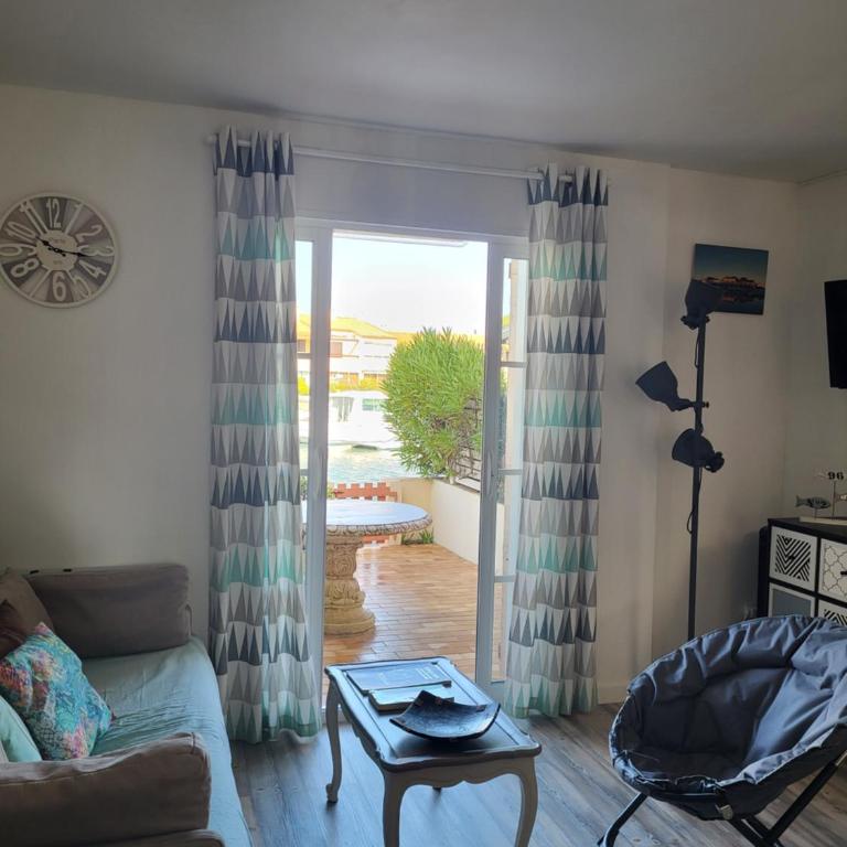 VILLA AUX CAPELLANS SUR LA MARINA POUR 4 PERSONNES - vue Marina - Parking - plage à 5 min à pied - Two-Bedroom House - 8