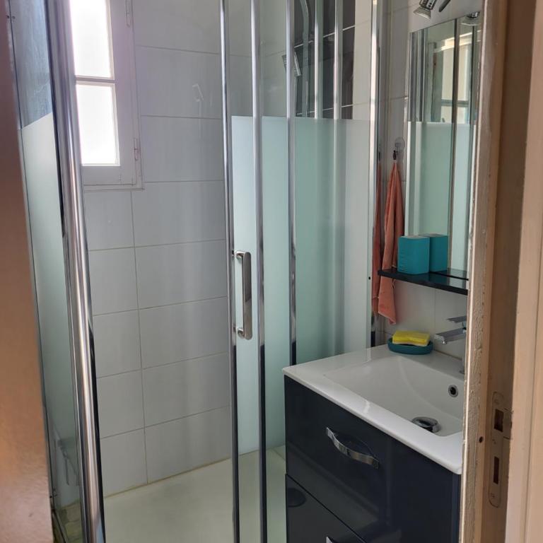 VILLA AUX CAPELLANS SUR LA MARINA POUR 4 PERSONNES - vue Marina - Parking - plage à 5 min à pied - Two-Bedroom House - 9