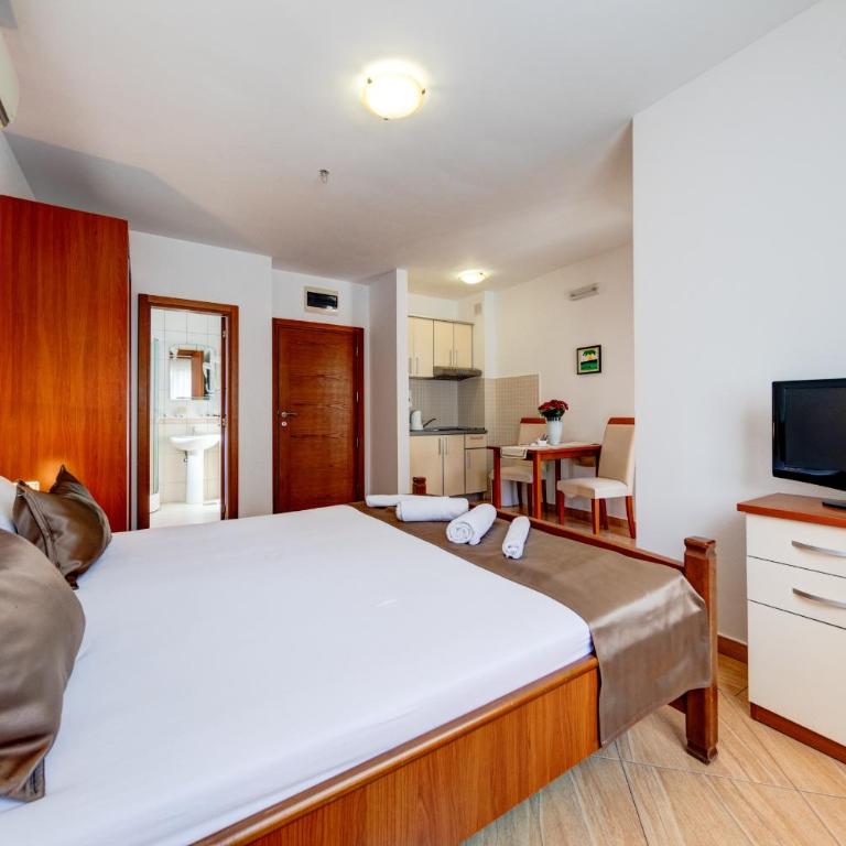 Petrovac Holiday Apartments - Studio with Balcony - 2