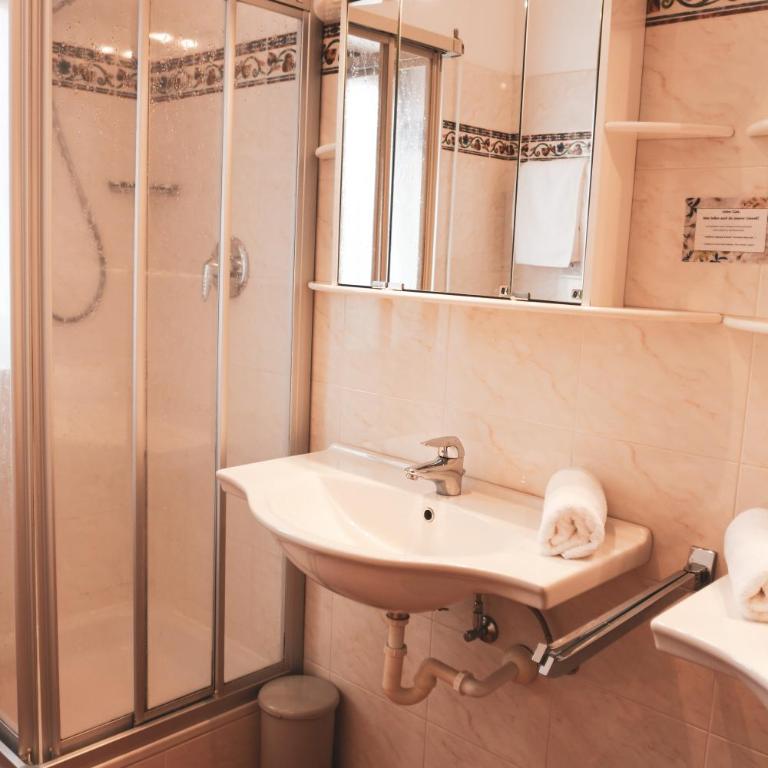 Pension Schweigkofler - Double Room with Balcony - 4