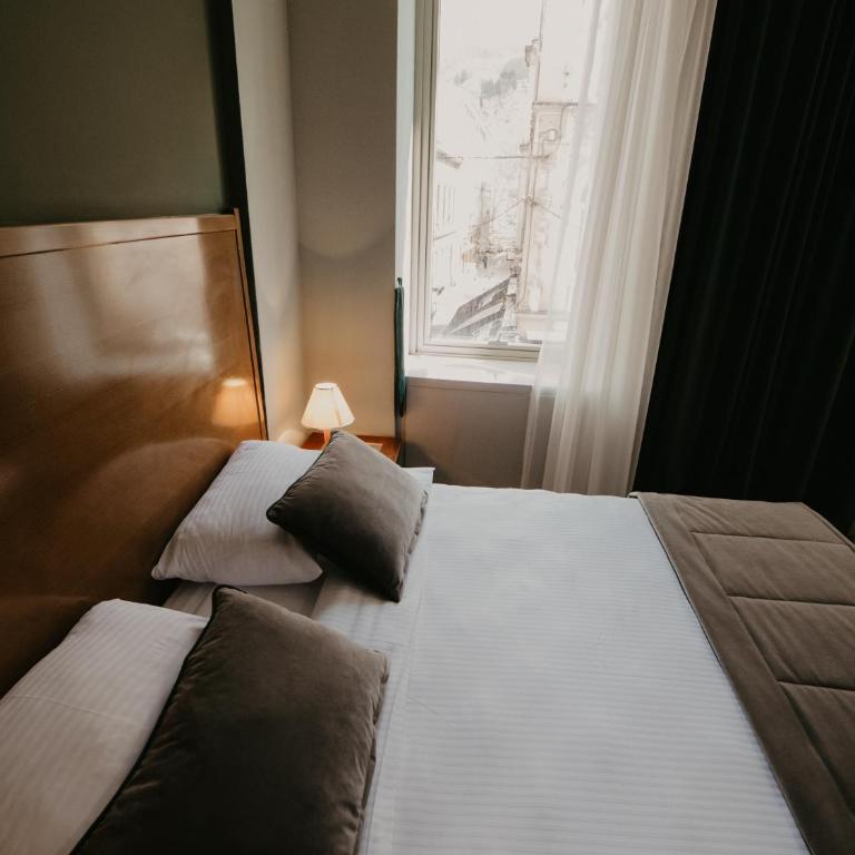 Hotel Astra - Deluks Dvokrevetna Soba s Bračnim Krevetom (2 odrasle osobe + 1 dete) - 1