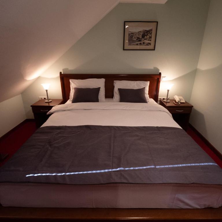 Hotel Astra - Standardna Dvokrevetna Soba sa Bračnim Krevetom - 2