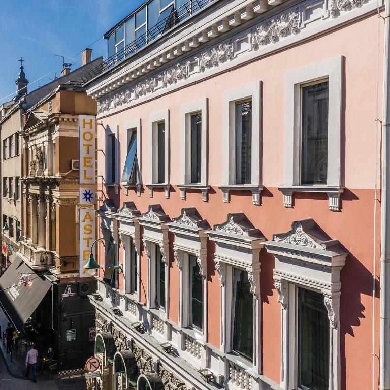 Hotel Astra - Deluks Dvokrevetna Soba s Bračnim Krevetom (2 odrasle osobe + 1 dete) - 8