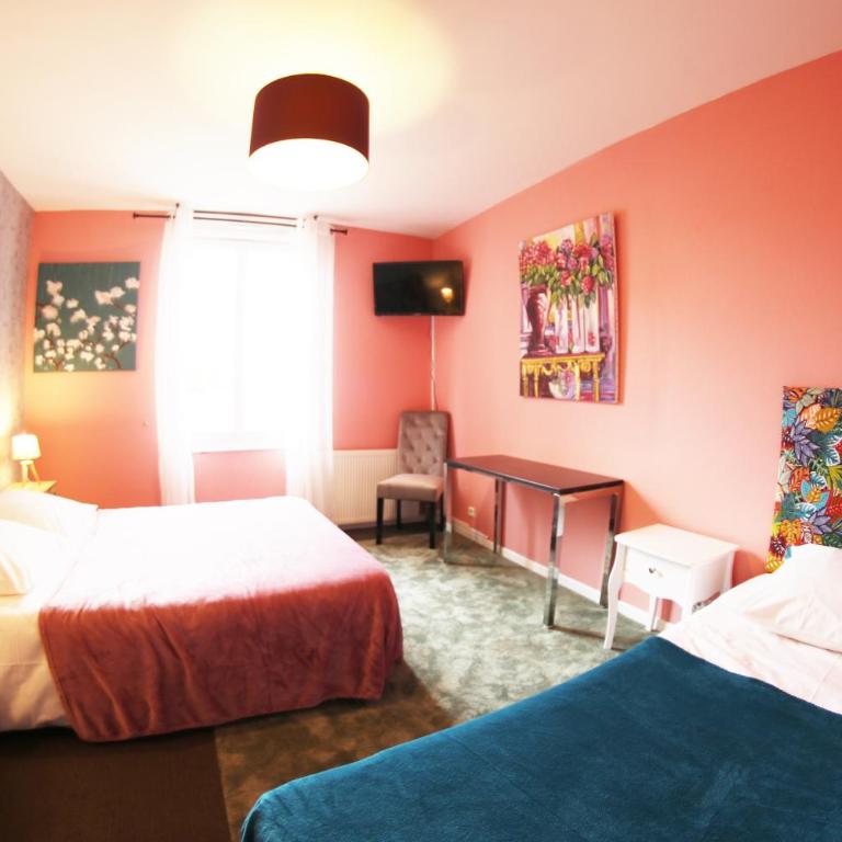 Hotel & Cantine De La Plage - Chambre Triple avec Douche et Toilettes - 1