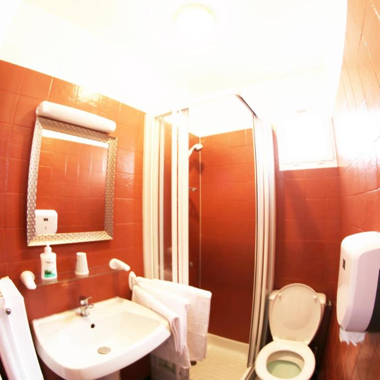 Hotel & Cantine De La Plage - Chambre Triple avec Douche et Toilettes - 5