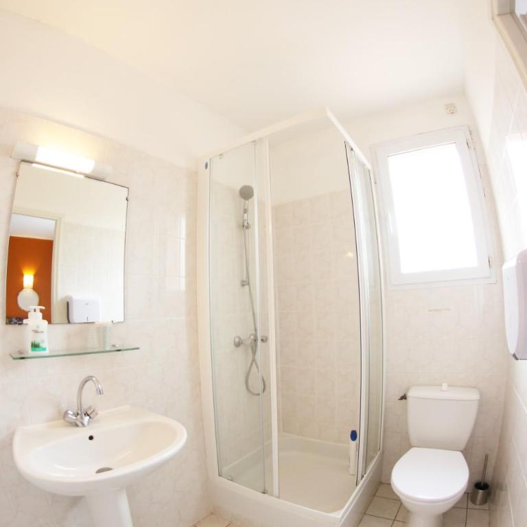 Hotel & Cantine De La Plage - Chambre Triple avec Douche et Toilettes - 6