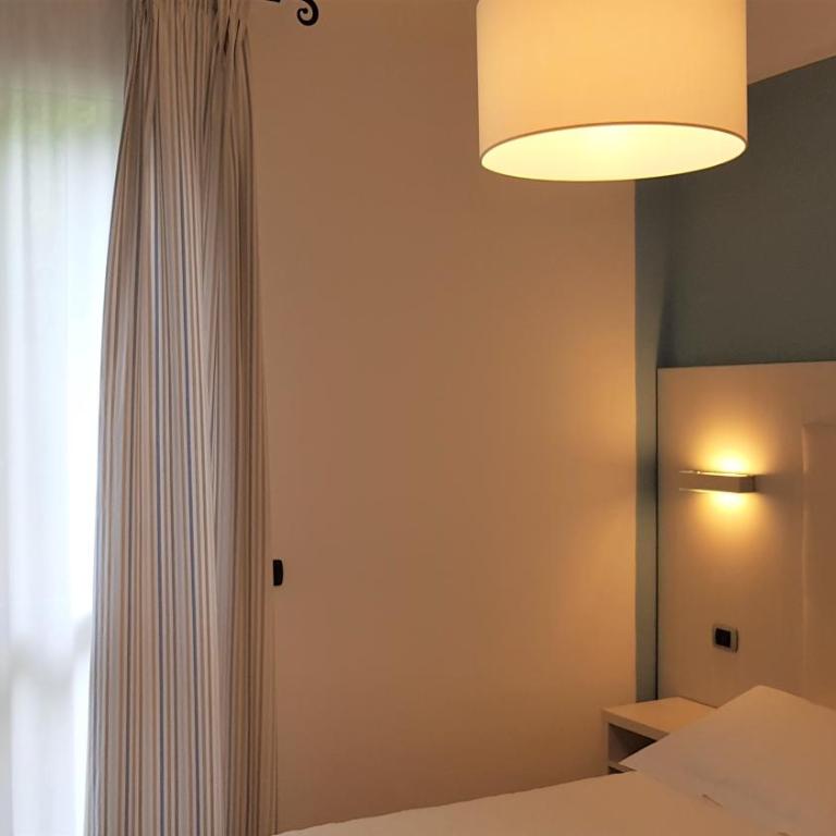 Albergo Degli Amici - Camera Matrimoniale/Doppia con Letti Singoli con Vista Giardino - 3