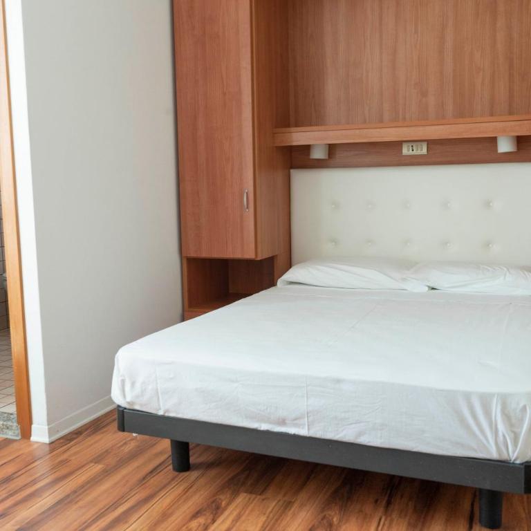 Hotel President - Classic Double / Twin Room with Balcony - 3