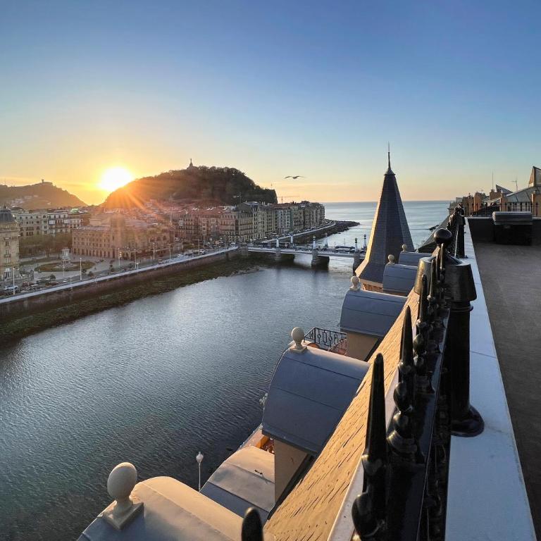 Deluxe Apt-Views to historic Maria Cristina Hotel - Apartamento con vistas al mar - 15