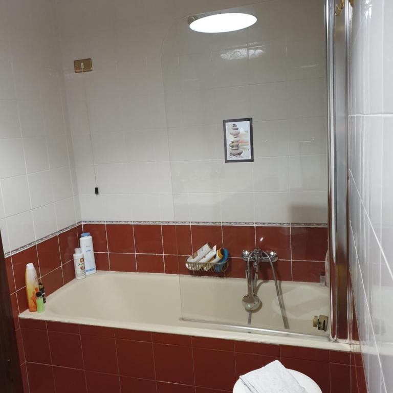 Alba central City - Camera Matrimoniale con Bagno in Comune - 40