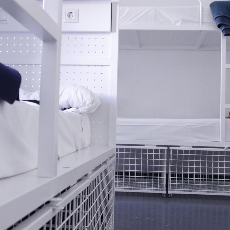 Feel Hostels Soho Malaga - Cama en habitación compartida mixta de 6 camas con balcón - 1