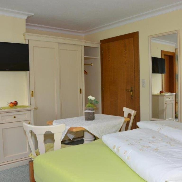 Haus Panorama - Doppelzimmer mit Dusche - 2