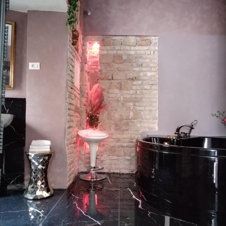 Nerva Accommodation Cavour - Suite con Vasca Idromassaggio - 11