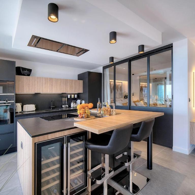 Cannes Luxury Rental - Stunning sea front apartment - Appartement - 6
