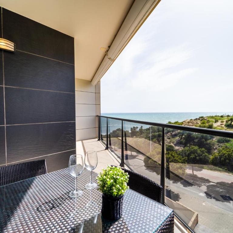 Primera línea de mar con piscina, gimnasio y parking 2 hab y 2 baños - Two-Bedroom Apartment - 1