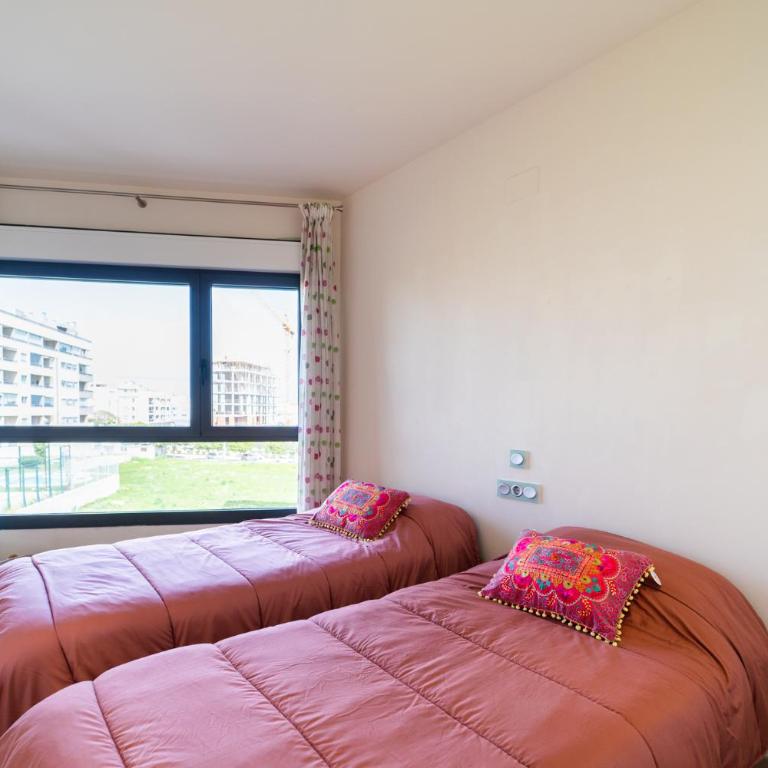 Primera línea de mar con piscina, gimnasio y parking 2 hab y 2 baños - Two-Bedroom Apartment - 16