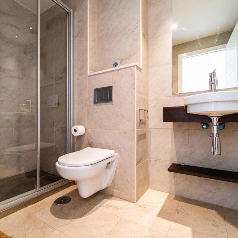 Primera línea de mar con piscina, gimnasio y parking 2 hab y 2 baños - Two-Bedroom Apartment - 15