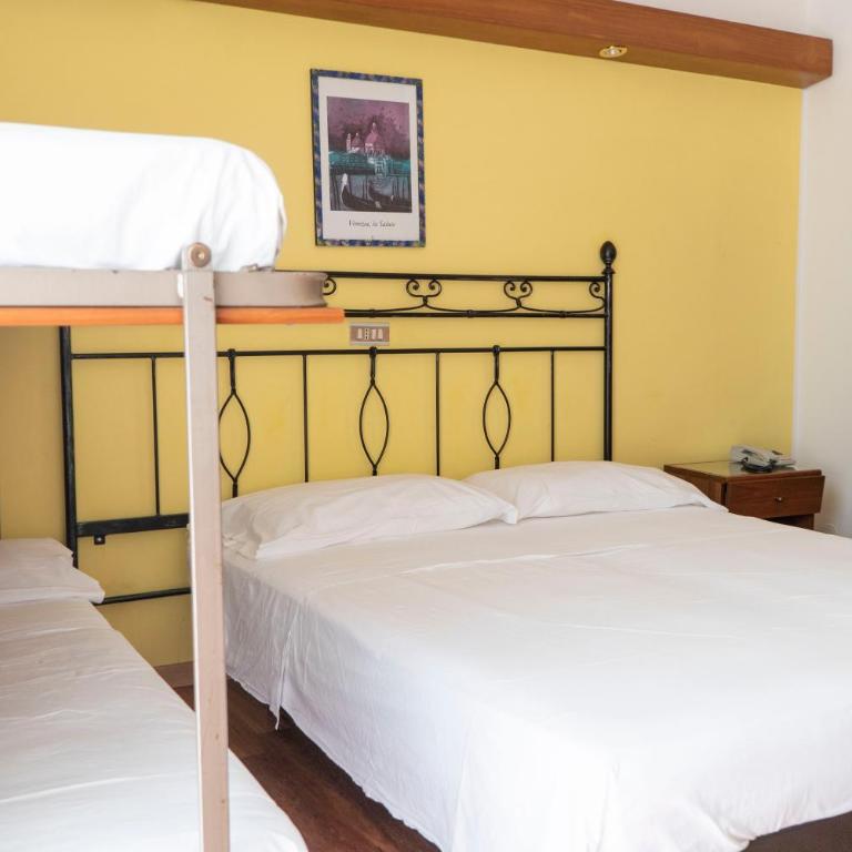 Hotel President - Classic Family Room with Balcony and Sea View - 1