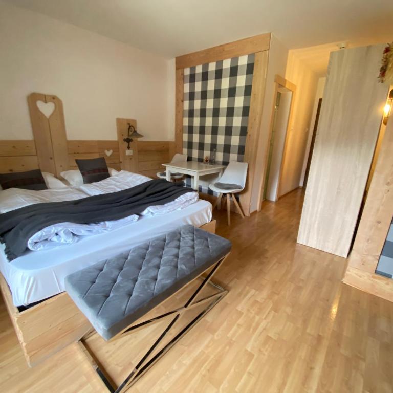 Hotel Almhof - Familienzimmer mit Balkon - 14