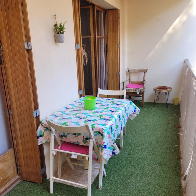 Au calme, 200m du centre T2 avec balcon et parking - Appartement 1 Chambre - 65