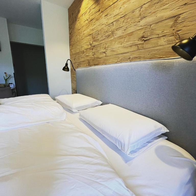 Pension Kitty - Standard Doppelzimmer mit Balkon und Gartenblick - 1