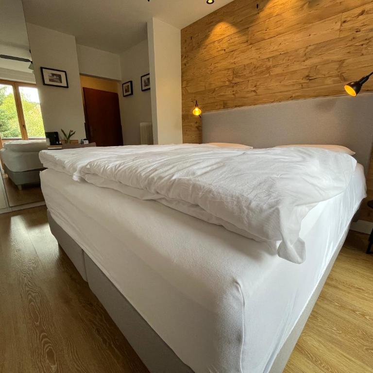 Pension Kitty - Standard Doppelzimmer mit Balkon und Gartenblick - 4
