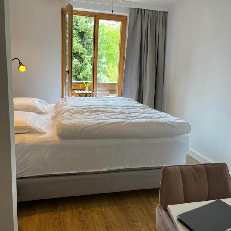 Pension Kitty - Standard Doppelzimmer mit Balkon und Gartenblick - 5