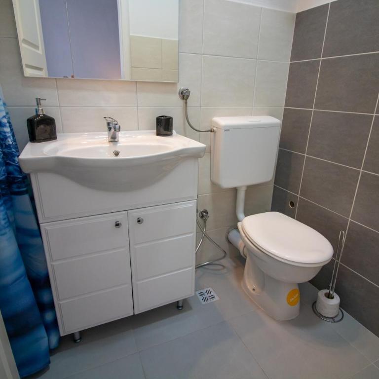 Villa M - Triple Room with City View - 9