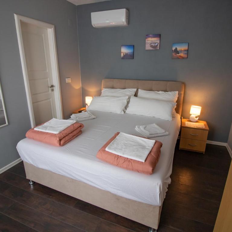 Villa M - Triple Room with City View - 3