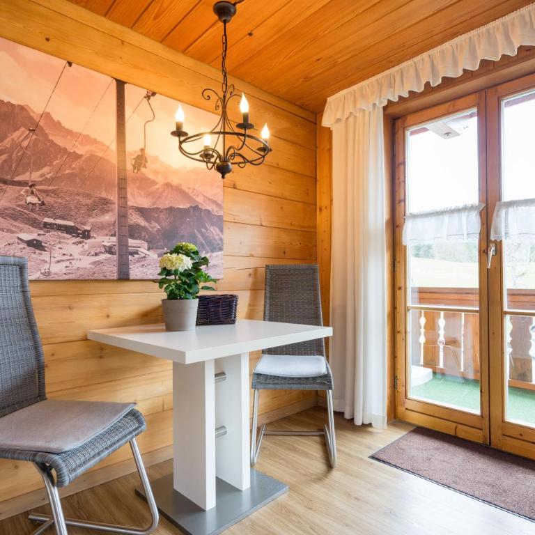 Ferienwohnungen Alpentraum - Landhaus am Bächle - Apartment mit 1 Schlafzimmer - 2