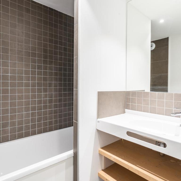 Résidence Vacancéole - Les Ecrins d'Auris - 2 Bedroom Apartment for 6 people - 2