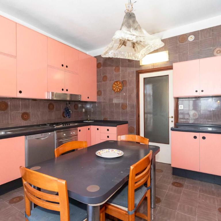 GuestHost - Massaua Roomy Vintage Apartment - Three-Bedroom Apartment - 12