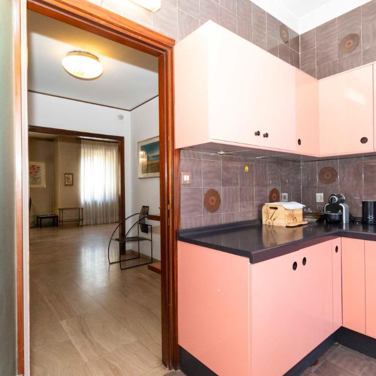 GuestHost - Massaua Roomy Vintage Apartment - Three-Bedroom Apartment - 16