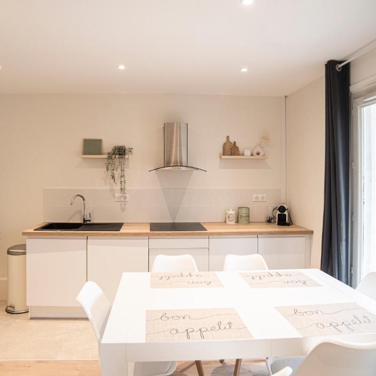 "Envie Lyonnaise" Location - 14 personnes - Terrasse - WIFI fibre optic - Appartement - 22