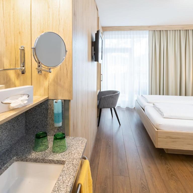 Terrassenhotel Reichmann - Kleines Doppelzimmer mit einem Balkon und Seeblick - 3