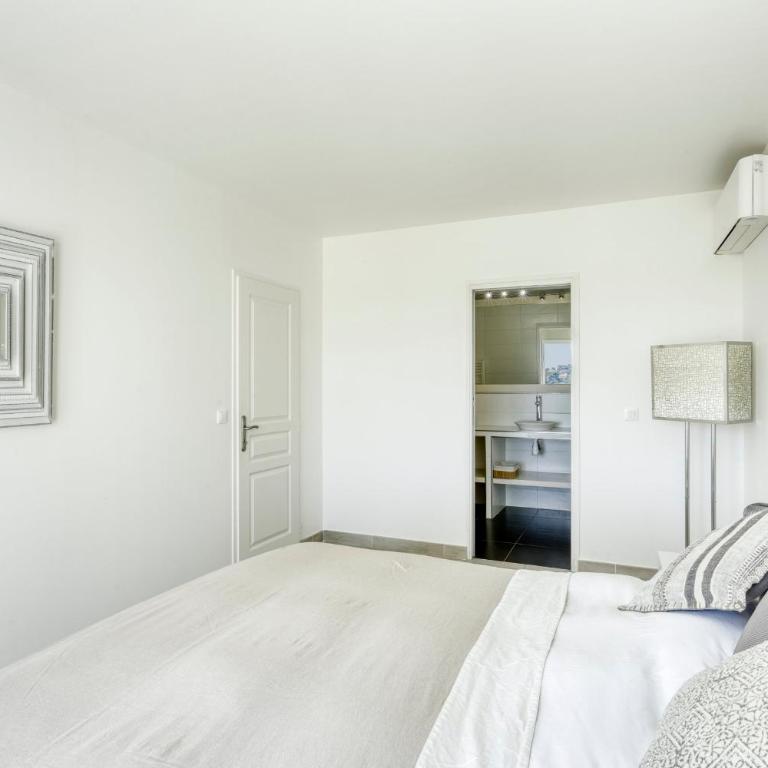 Magnificent Contemporary 5-Star Villa with Sea View and heated Swimming Pool, near Saint Tropez - Villa - Vue sur Mer - 19