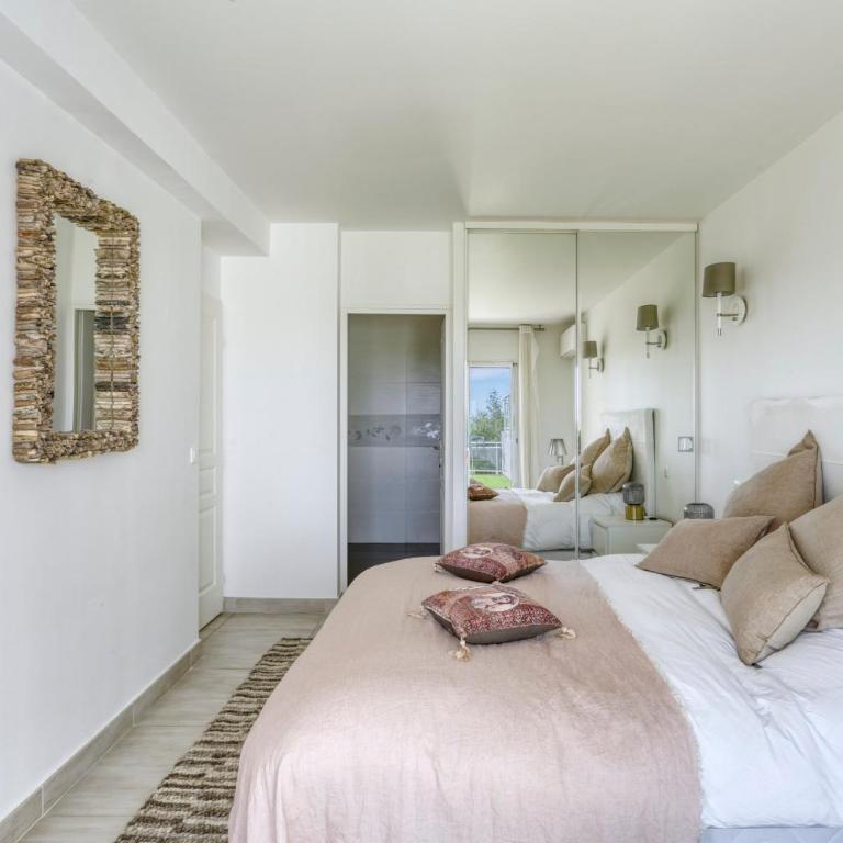 Magnificent Contemporary 5-Star Villa with Sea View and heated Swimming Pool, near Saint Tropez - Villa - Vue sur Mer - 23