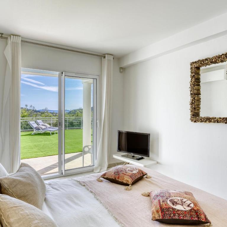 Magnificent Contemporary 5-Star Villa with Sea View and heated Swimming Pool, near Saint Tropez - Villa - Vue sur Mer - 24