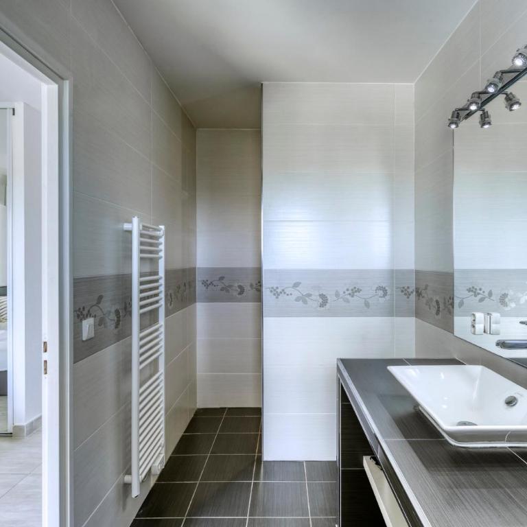 Magnificent Contemporary 5-Star Villa with Sea View and heated Swimming Pool, near Saint Tropez - Villa - Vue sur Mer - 28