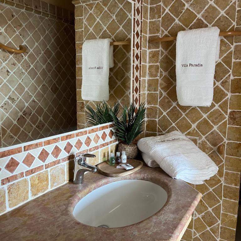 Villa Paradis - Chambre Double Deluxe - Vue sur Mer - 17