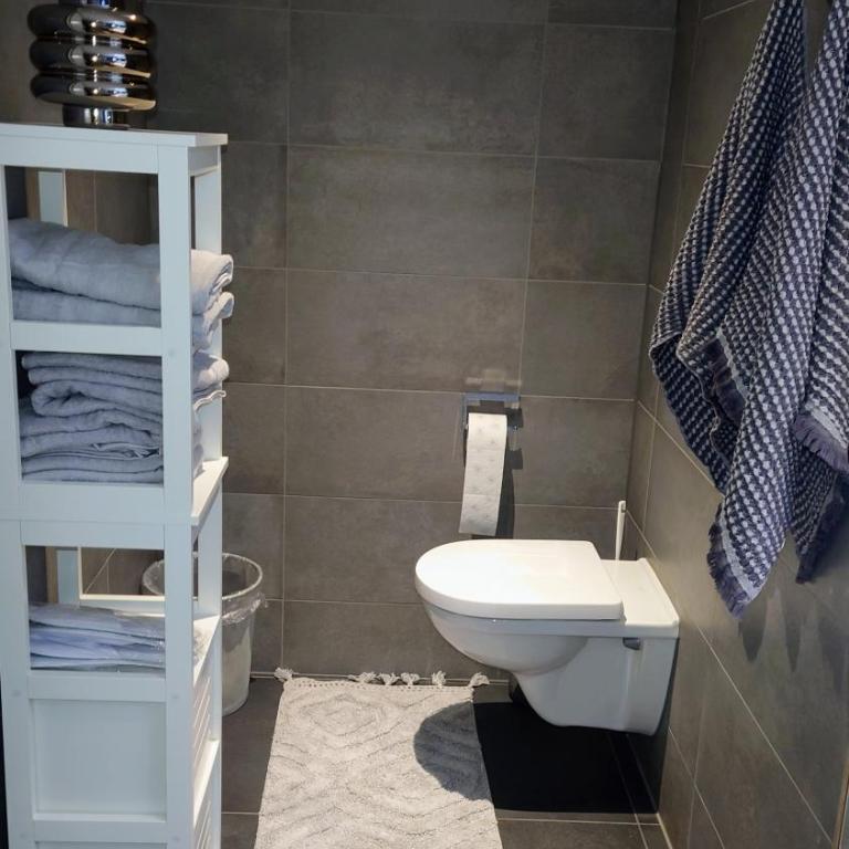 Maurers Schlierseetraum 6, Studio 455 mit 42 qm neu renoviert, Erdgeschoss mit eingezäunter Terrasse in ruhiger Lage am Kirchbichlweg 8 - Apartment mit 1 Schlafzimmer - 14