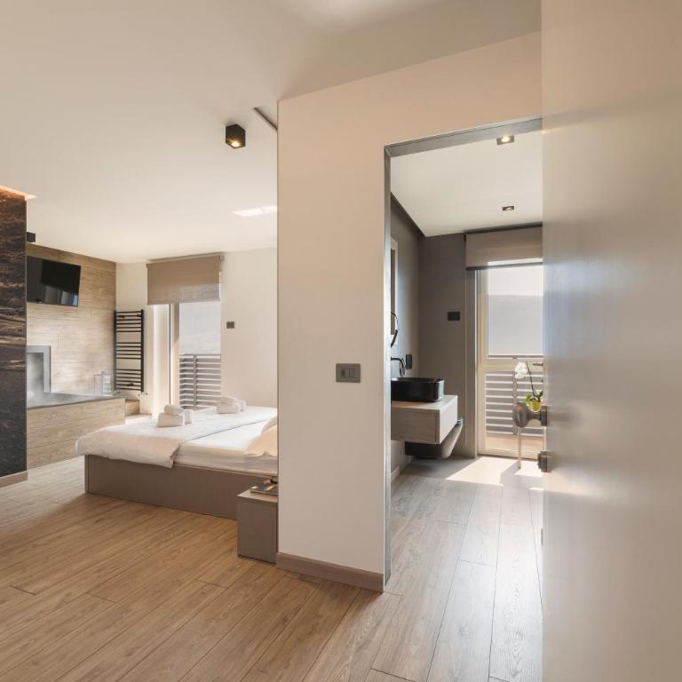 Hotel Castel Mani - Zimmer mit Queensize-Bett und Whirlpool-Badewanne - 8
