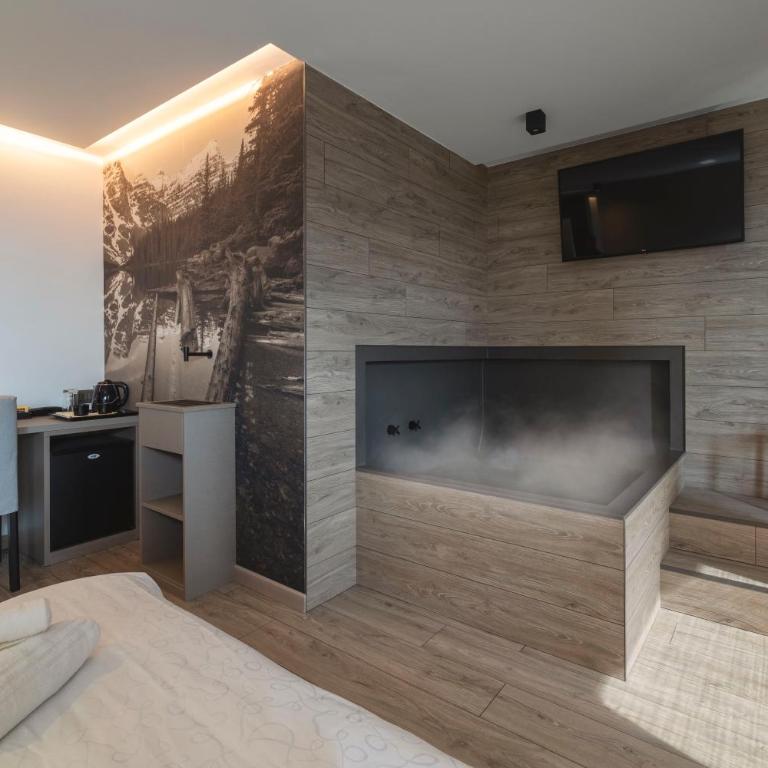 Hotel Castel Mani - Zimmer mit Queensize-Bett und Whirlpool-Badewanne - 1