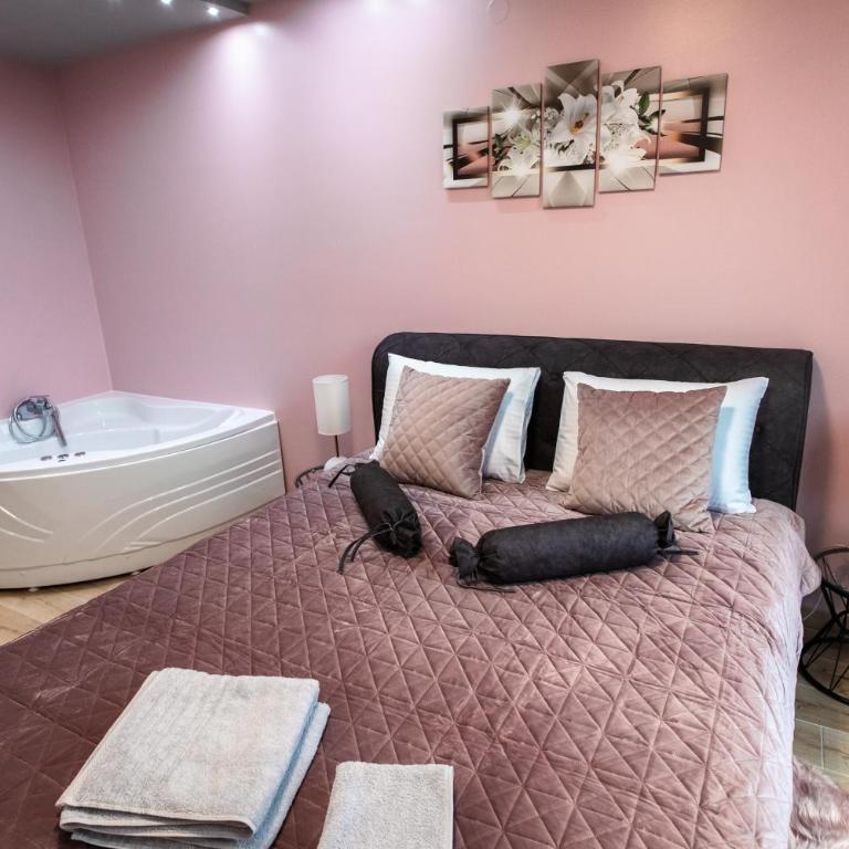 Room Jacuzzi “ATHENA” - Deluxe Double Room with Bath - 17