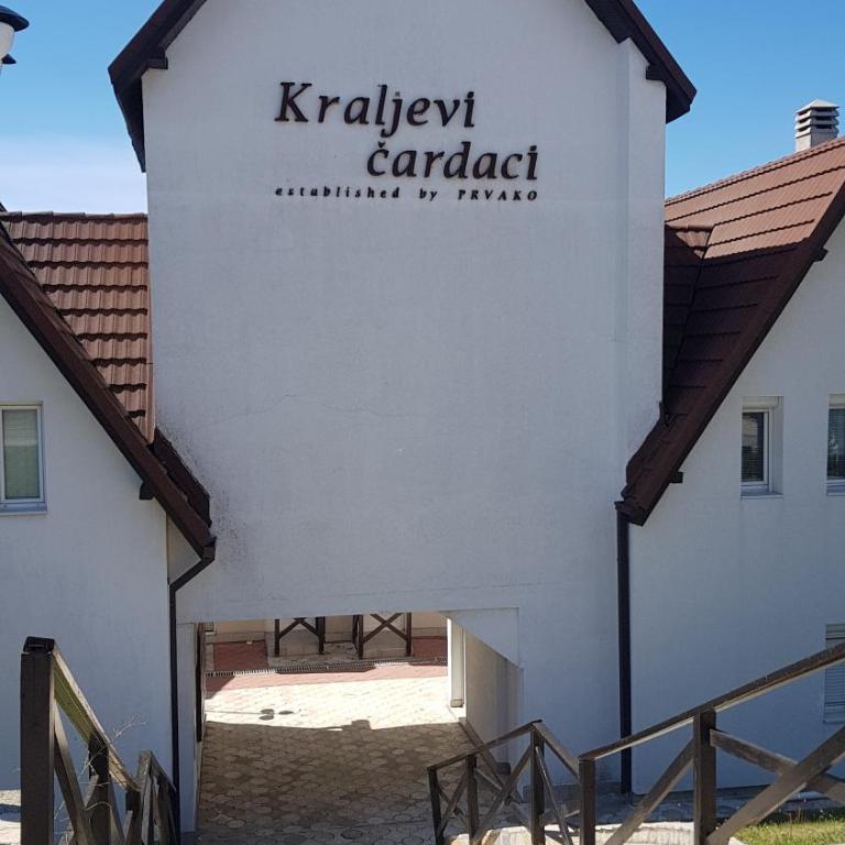 Čar30 Kraljevi čardaci - Standardni Studio - 1