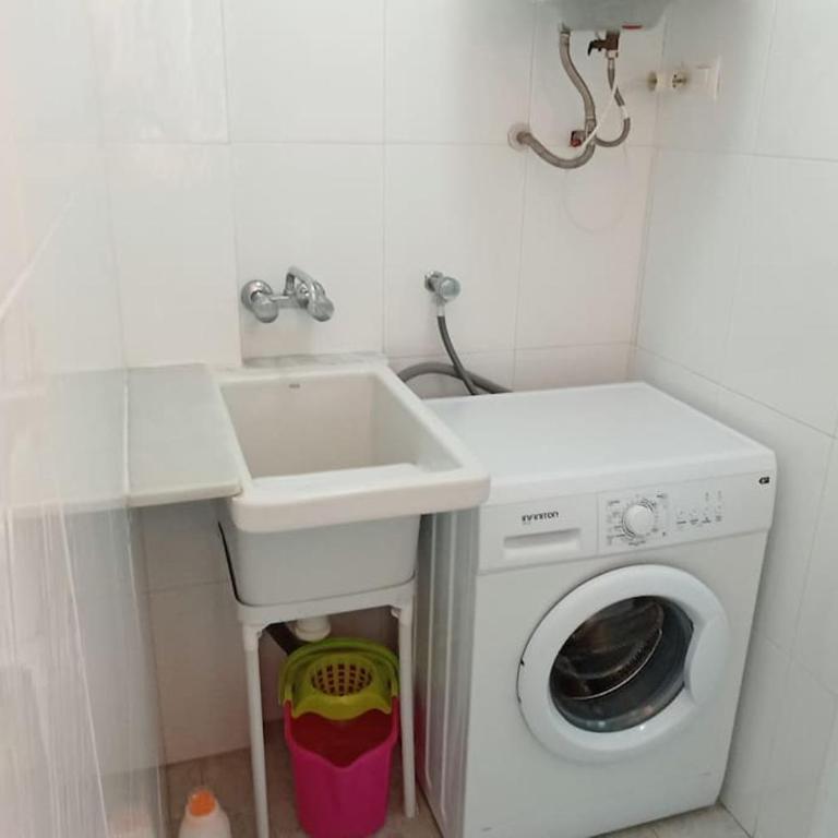 Apartamento céntrico en la playa con piscina. - Apartamento - 24