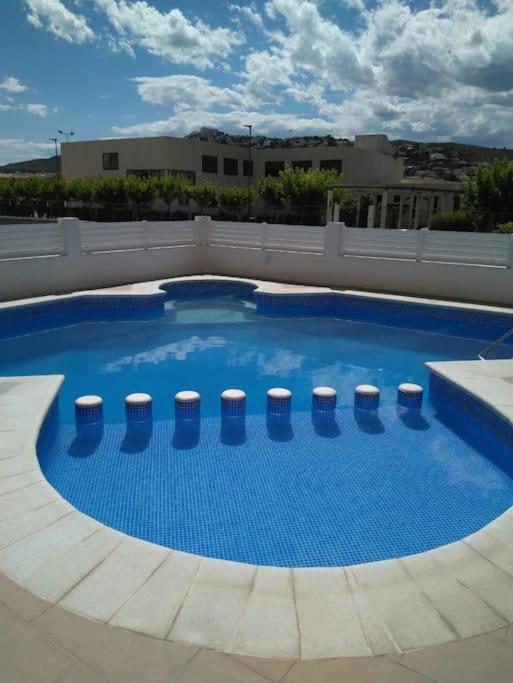 Apartamento céntrico en la playa con piscina. - Apartamento - 26
